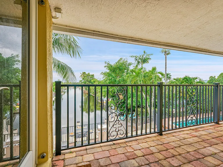 410 SW 15th St #202 — Photo 3