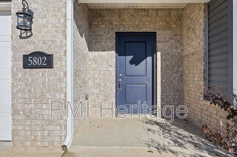 4 bed, 2.5 bath, 2008 sqft, $2,250 — Photo 2