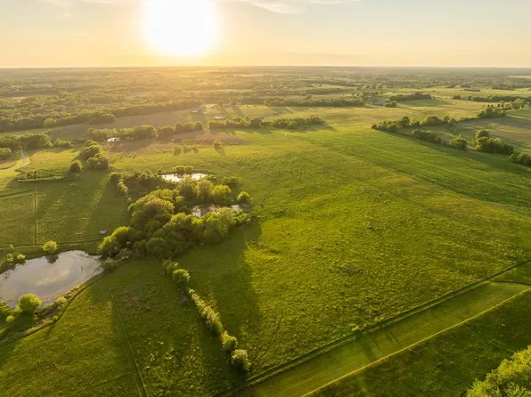 25401 S Boulevard Ln, Garden City, MO 64747