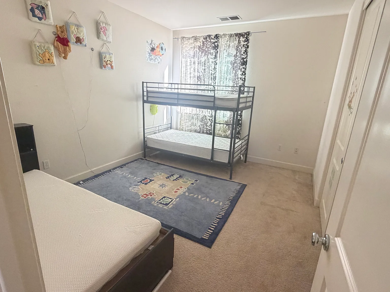 5 bed, 2674 sqft, $1,350 — Photo 2