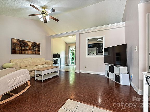 4th image of 705 White Oak Ln