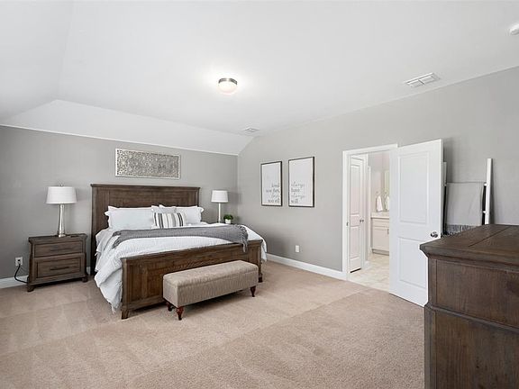 5th image of 6013 Bellflower Dr