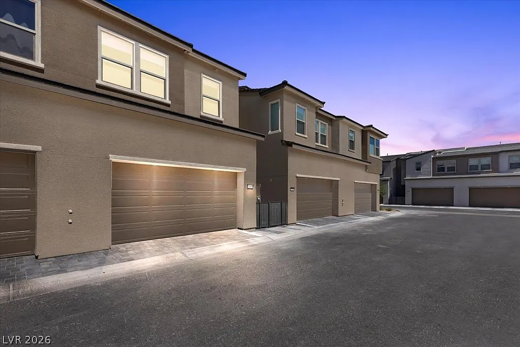 3 bed, 2.5 bath, 1560 sqft, $2,450 — Photo 1