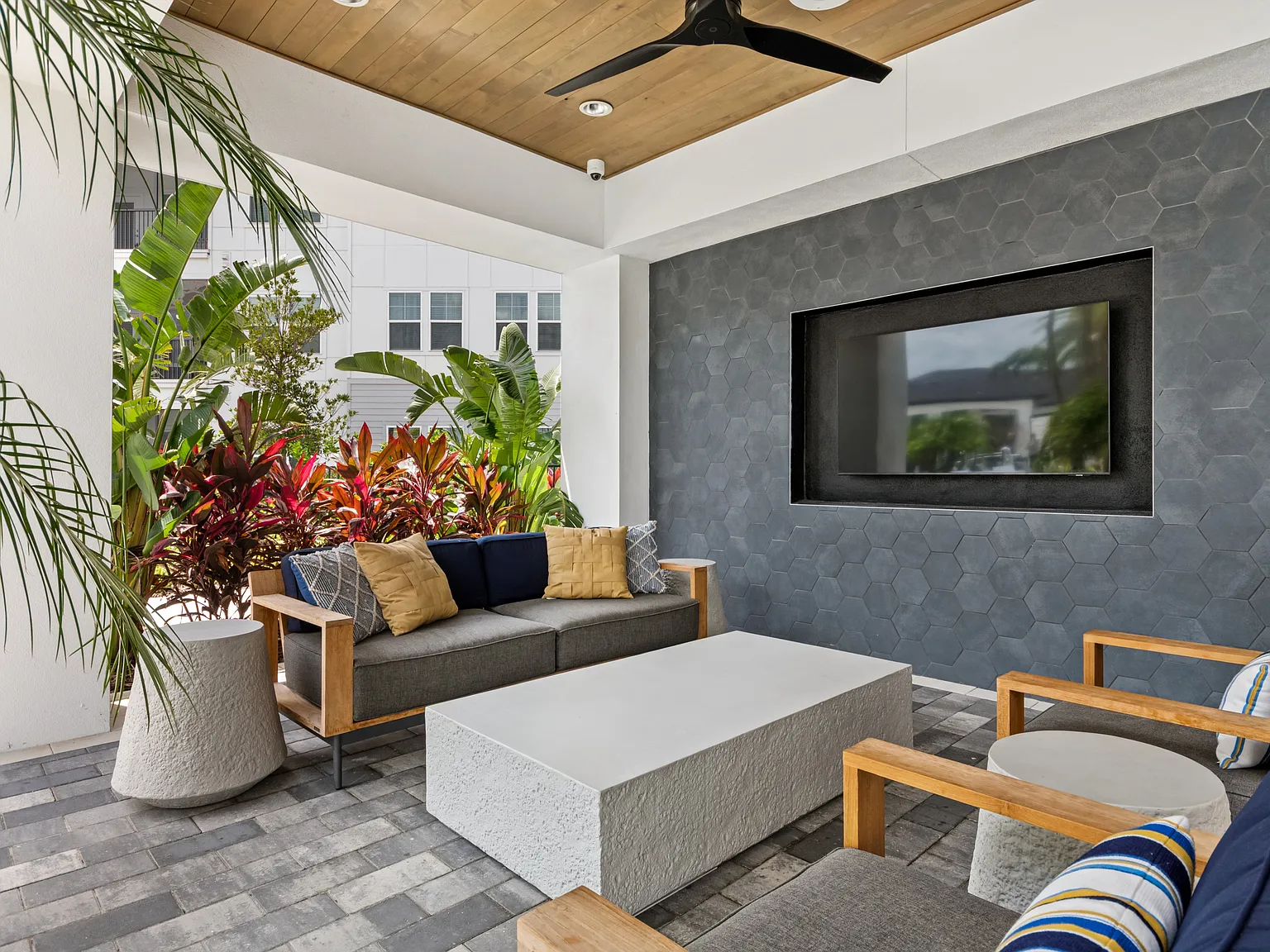 Savelle Nona West — Photo 4