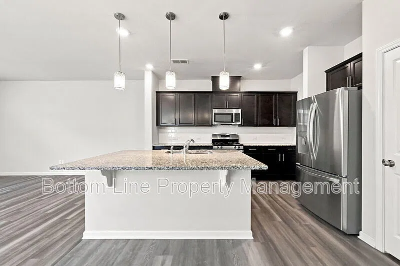 3 bed, 2.5 bath, 1754 sqft, $1,895 — Photo 4