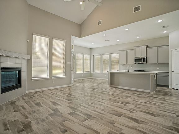 4th image of 519 Foxtail Dr