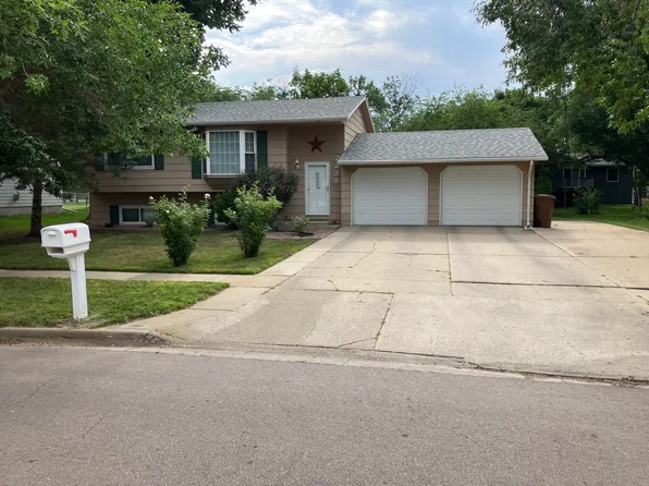 2228 McClellan Dr SW, Huron, SD 57350