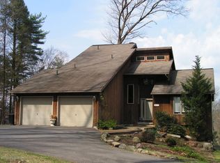 5077 Twin Hills Dr, Stroudsburg, PA 18360