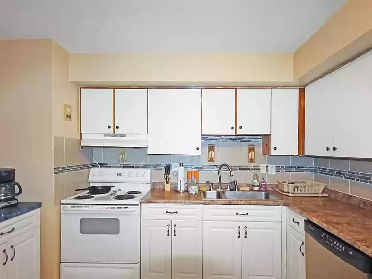 D13 Avon Dr #D13 — Photo 8
