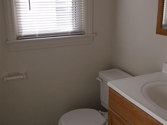 4th image of 1685 Redwood Ave