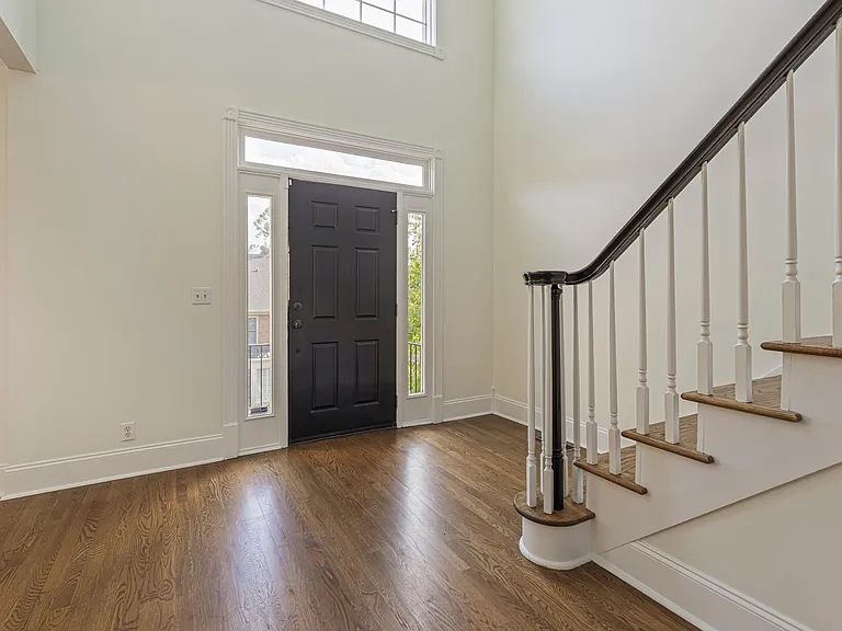 604 Clayborne Ct — Photo 4