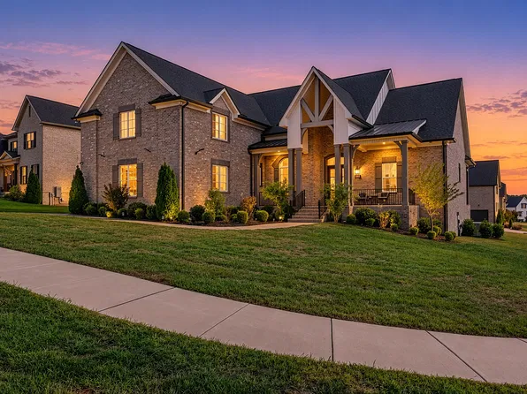 1011 Keeneland Dr, Gallatin, TN 37066