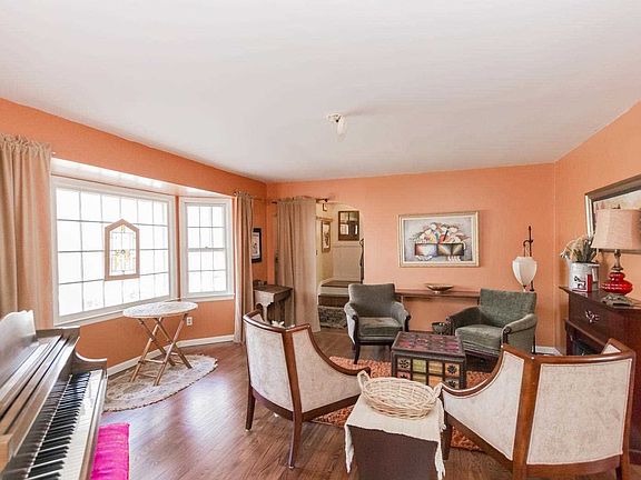 4th image of 19 Elizabeth Ct