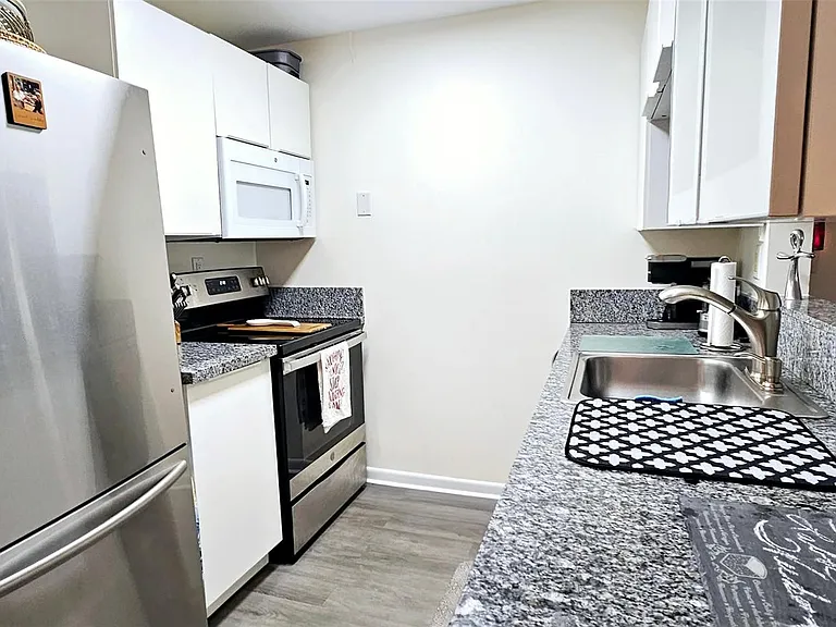3212 NE 12th St #202 — Photo 17