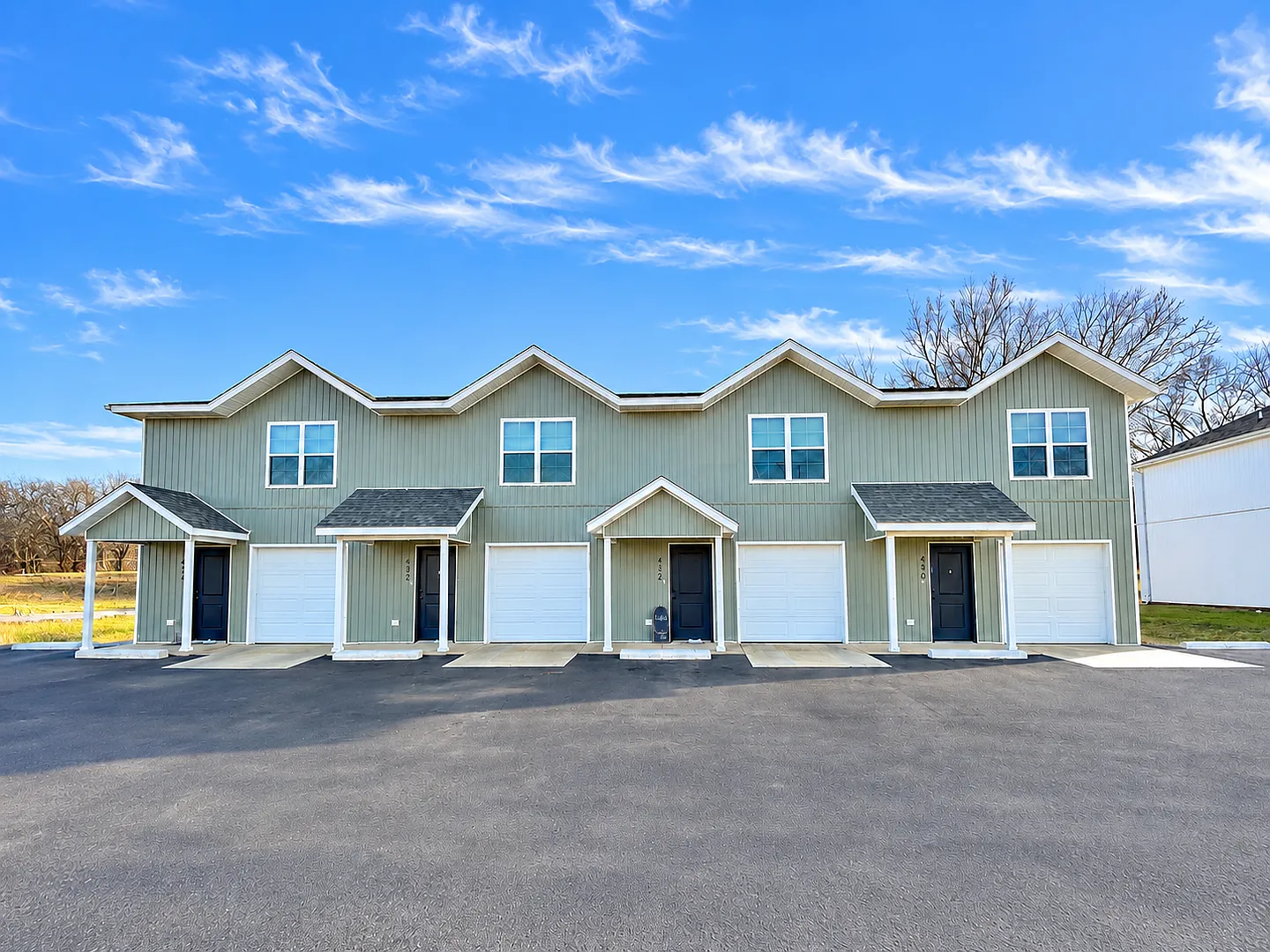 FREE Month plus a FREE 50" TV if lease signed by Sept 30th. 3 Bed 2.5 Bath with garage Townhome!! — Photo 3