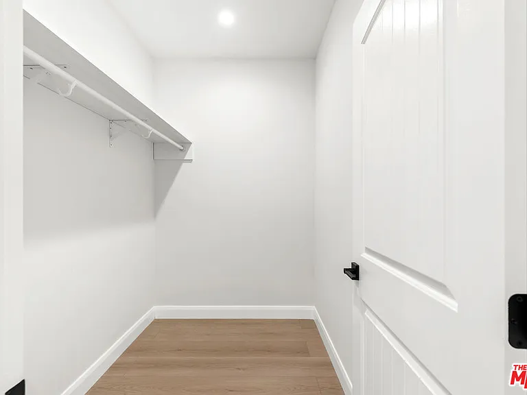 6932 Babcock Ave — Photo 15