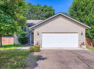38606 Glacier Dr, North Branch, MN 55056