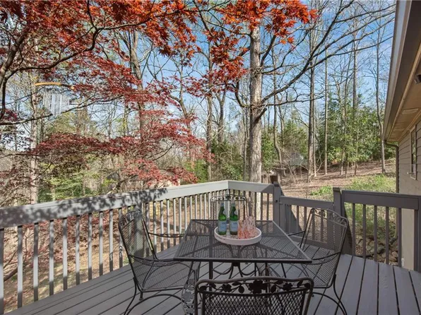 126 E Lake Dr, Roswell, GA 30075