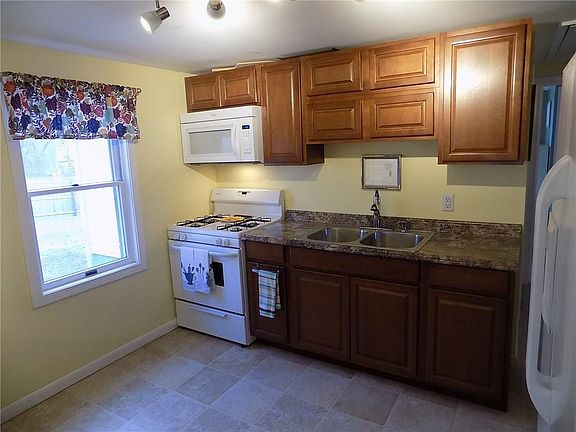 4th image of 84 Bartlett Dr