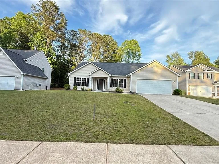 1890 Roxey Ln — Photo 2