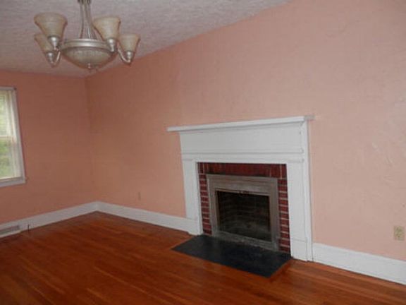3rd image of 1112 Oakgrove Ave