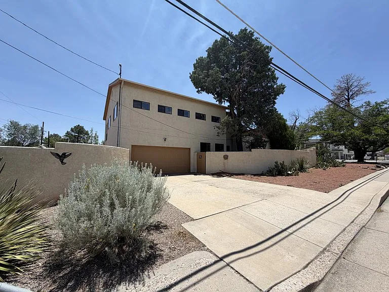 700 Solano Dr SE — Photo 1