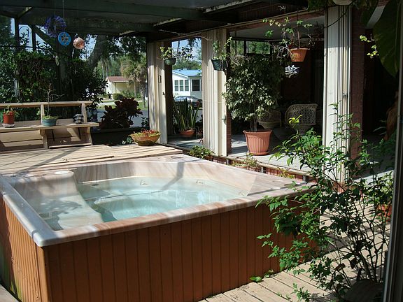 Screened in Hot tub