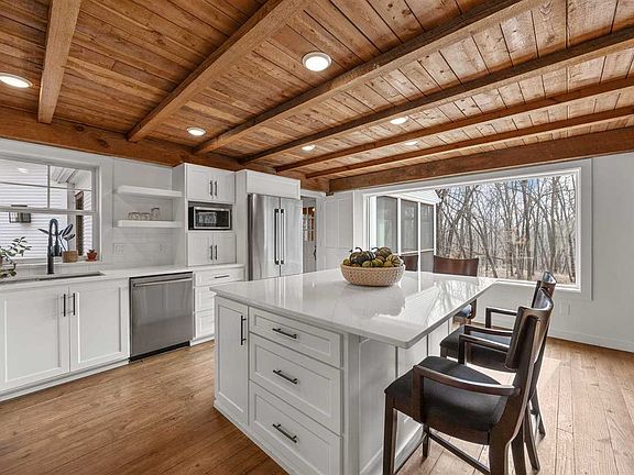 4th image of 3767 Oak Ln NE