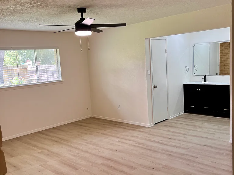 802 Voyager Dr — Photo 12