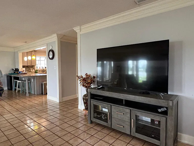 230 Lakeview Cir — Photo 5