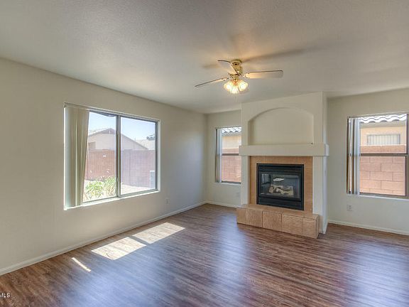 4th image of 15825 W Moreland St