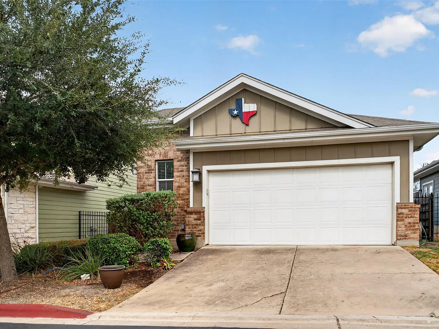 3 bed, 2.0 bath, 1272 sqft, $2,200 — Photo 1