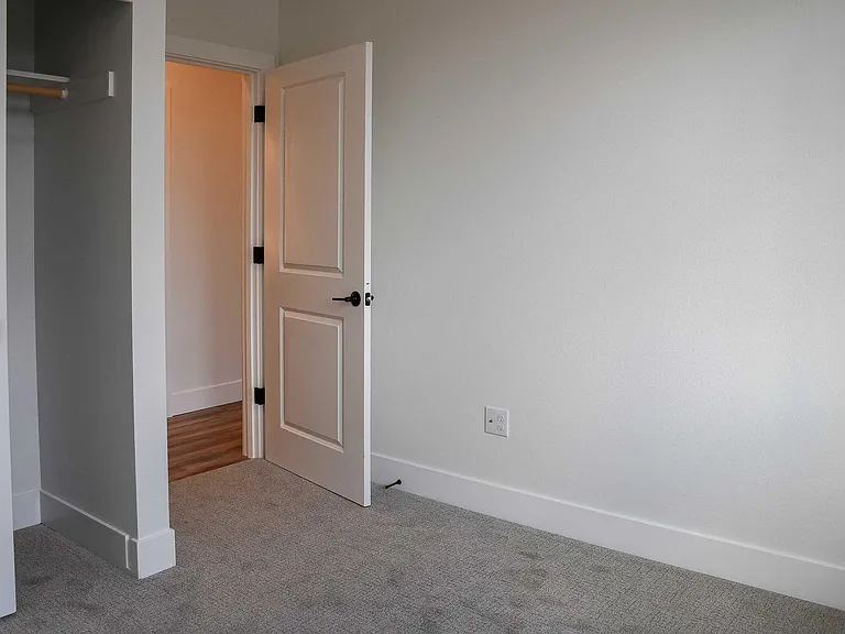 Lakeview Apartments — Photo 31