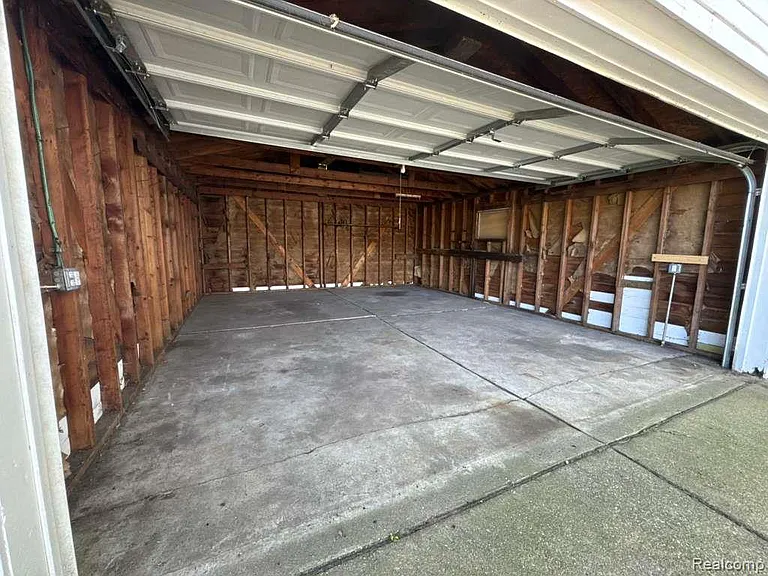 8734 Chalmers Ave — Photo 10