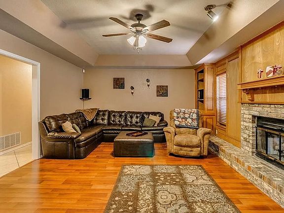 3rd image of 8301 Azurewood Dr