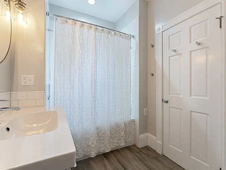 511 E 8th St #2 — Photo 13
