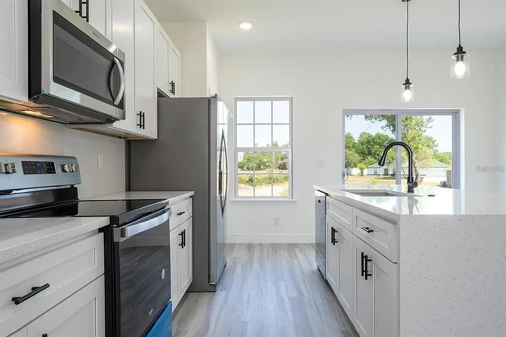 4 bed, 2.0 bath, 1774 sqft, $2,000 — Photo 2