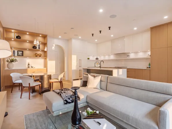 4956 Chester St #2, Vancouver, BC V5W 3A8