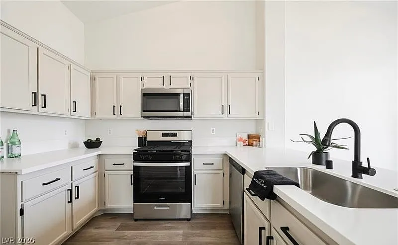 2 bed, 1.0 bath, 1031 sqft, $1,325 — Photo 3