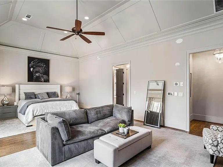 5265 Peachtree Dunwoody Rd — Photo 14