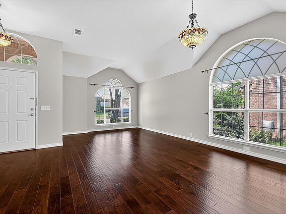 4th image of 3012 Honey Locust Dr