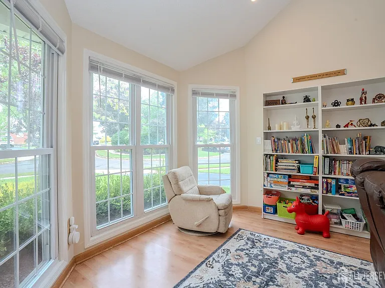 63 Carlisle Ct — Photo 8