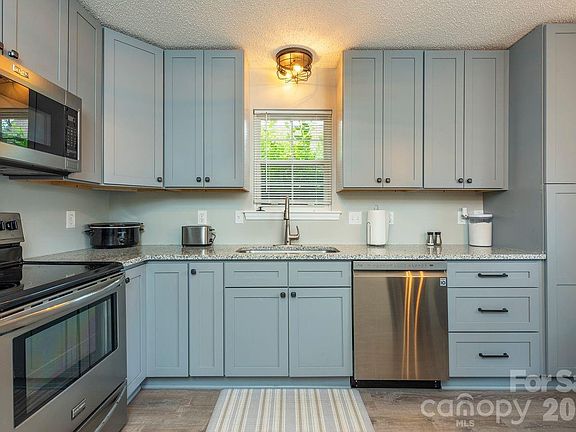 3rd image of 1303 Hyde Park Dr