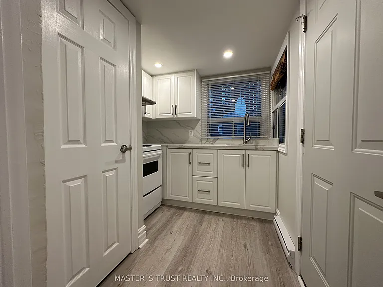 151 Dynevor Rd #UPPER — Photo 1