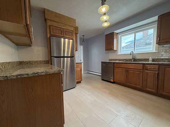 3rd image of 32 Gordon St #2
