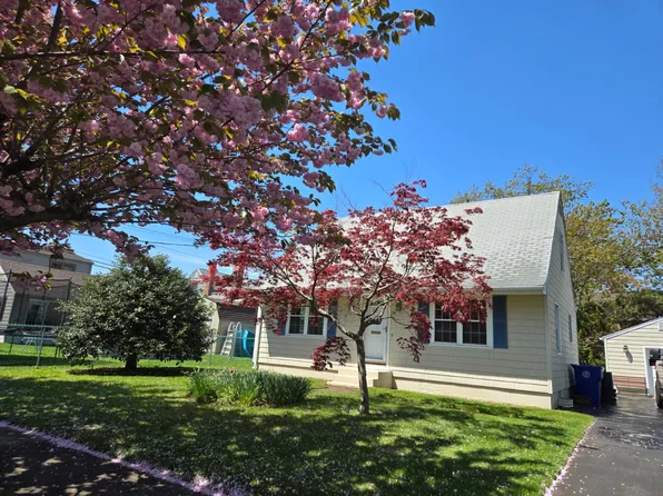 38 Hartland St, Stratford, CT 06615