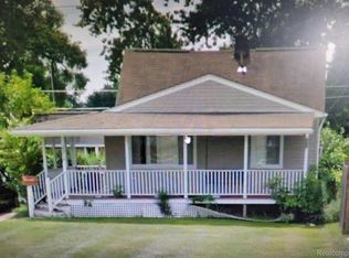 22818 Hoffman St, Saint Clair Shores, MI 48082