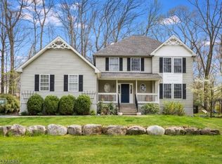 5 Log Rd, Lake Hopatcong, NJ 07849