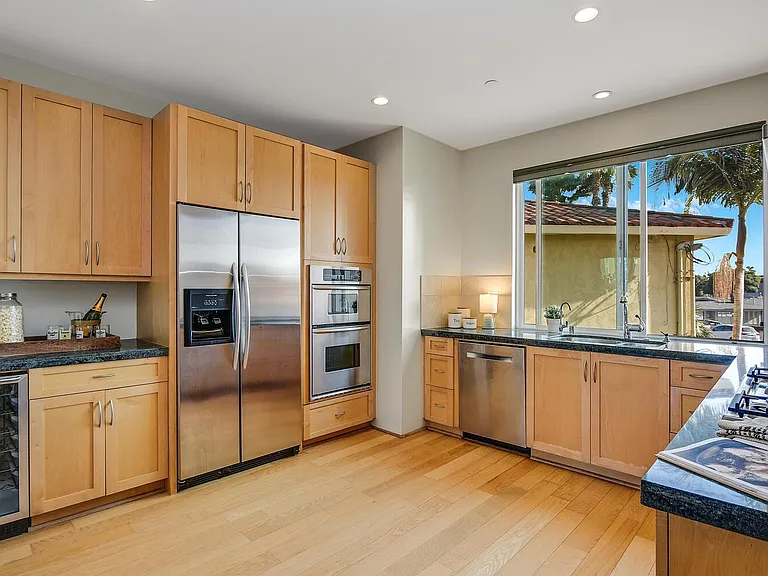 1413 Locust St — Photo 2