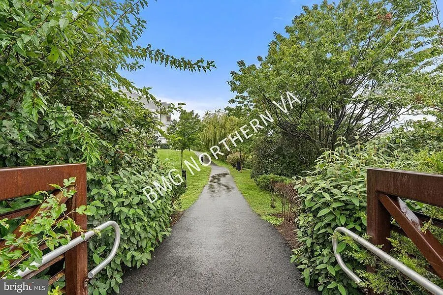 Spacious And Charming 2 BR 2 BA Condo In Much Sought After Ashburn Village — Photo 4